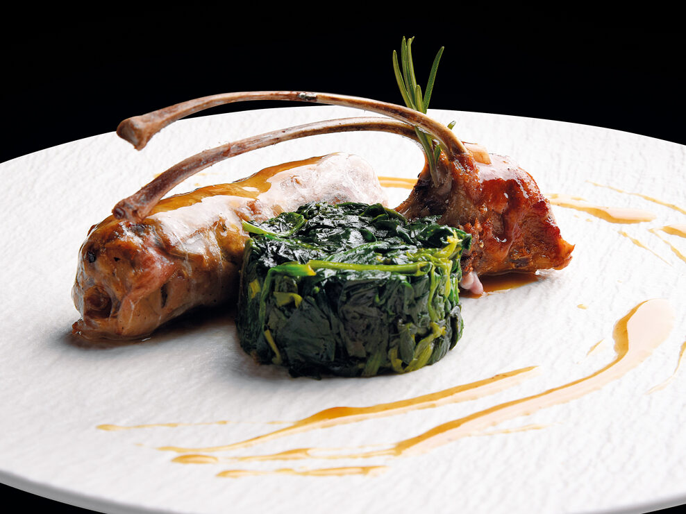 Crepinette d’agnello con le sue costine alla camomilla e spinaci in foglia al burro di montagna