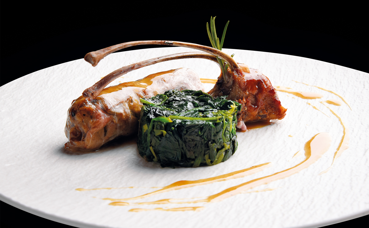 Crepinette d’agnello con le sue costine alla camomilla e spinaci in foglia al burro di montagna
