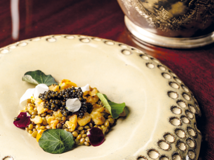 Caviale, noci sbollentate, lenticchie, maionese all’aglio e midollo liquido