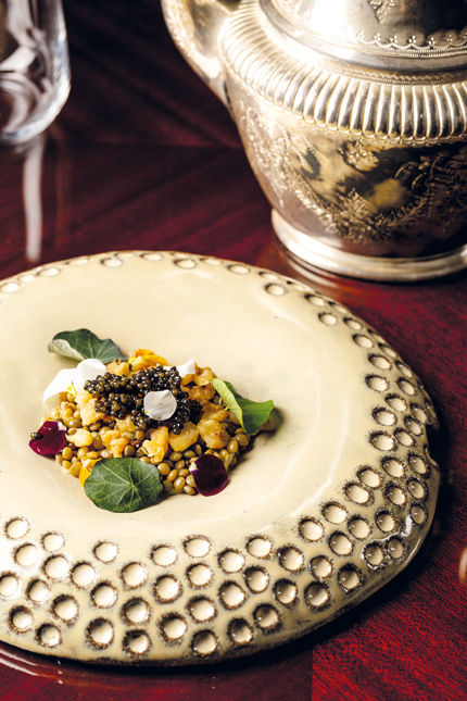 Caviale, noci sbollentate, lenticchie, maionese all’aglio e midollo liquido