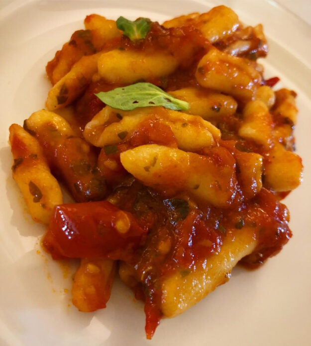 Cicatielli con pulieio (o puliegio)