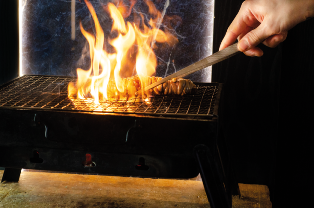 Coratella di agnello alla griglia con salsa di pera e senape, topinambur e tartufo nero