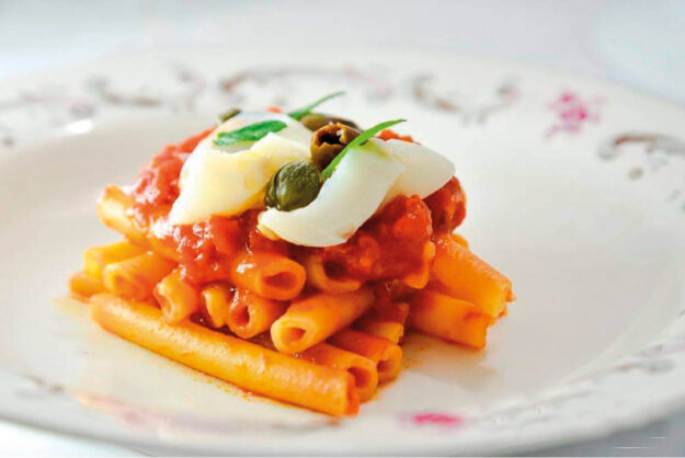 Zitti spezzati con puttanesca di baccalà