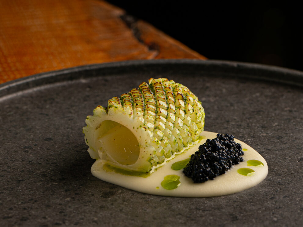 Calamaro arrosto, fagioli estivi, chimichurri e caviale