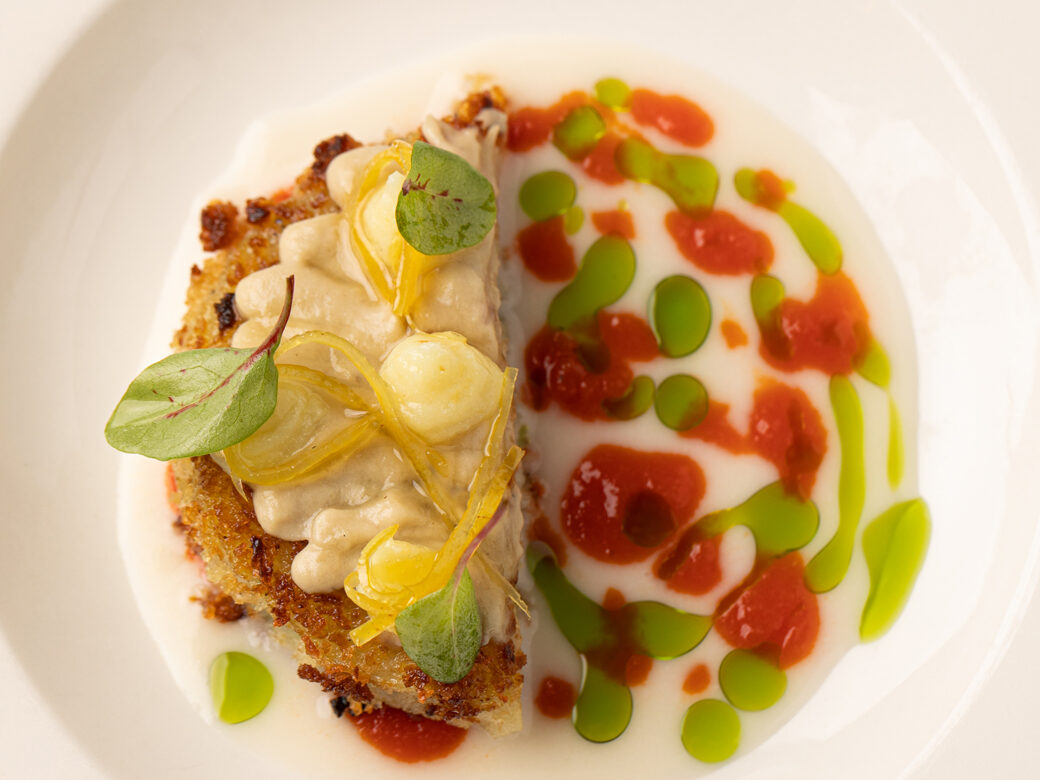 Cotoletta di melanzana, limone, latte di mandorla e salsa di pomodoro piccadilly