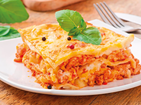Lasagna sarda con agnello, spinaci e salsa di pomodoro
