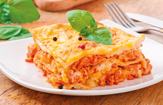 Lasagna sarda con agnello, spinaci e salsa di pomodoro