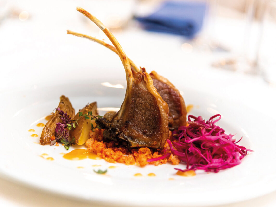 Costine d’agnello al Fiano, patate, cavolo rosso e terra di peperone crusco