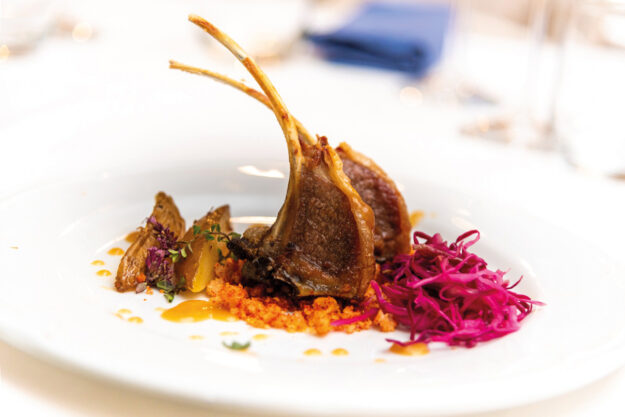 Costine d’agnello al Fiano, patate, cavolo rosso e terra di peperone crusco