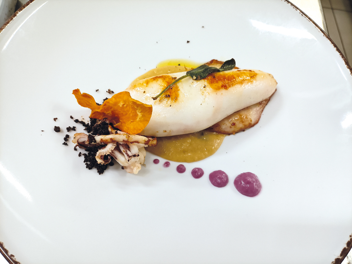 Calamaro ripieno di baccalà con polenta di farina bona, gel di cavolo viola e olio ortice
