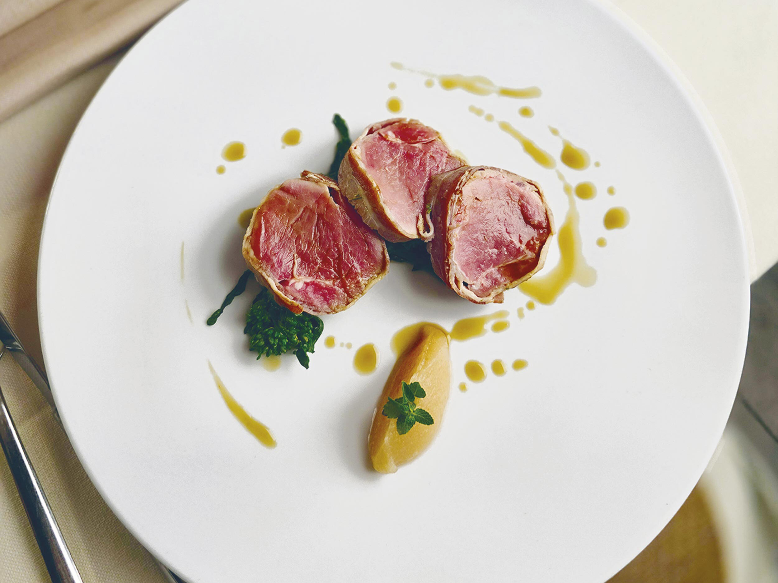 Maialino da latte con friarielli, mela e salsa alla birra