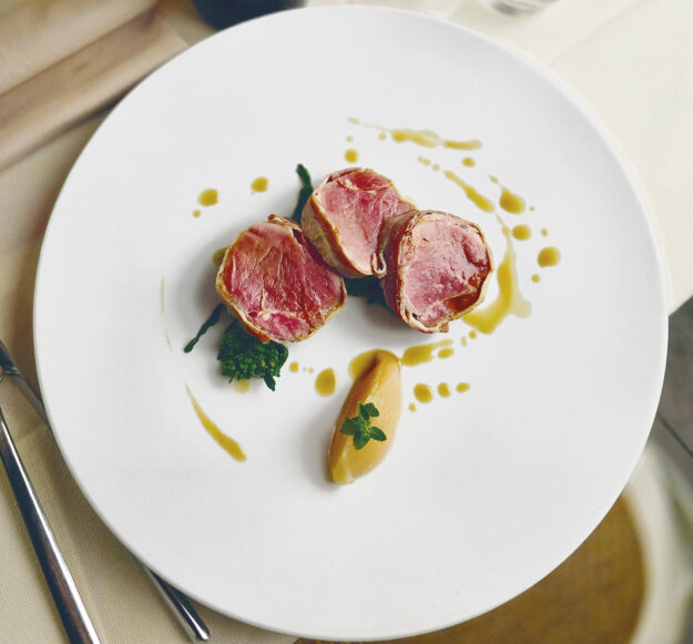 Maialino da latte con friarielli, mela e salsa alla birra