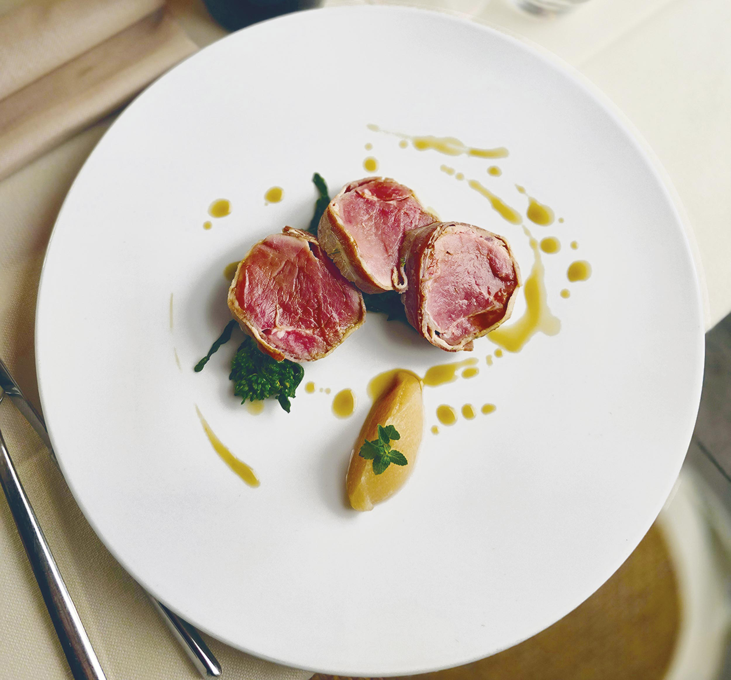 Maialino da latte con friarielli, mela e salsa alla birra