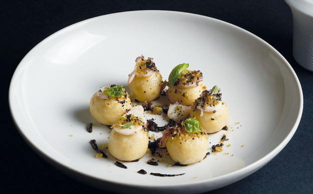 I gnocchi di patate, polpo, piselli e aglio nero
