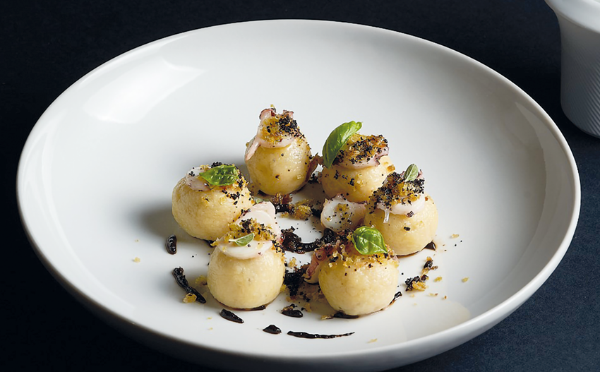 I gnocchi di patate, polpo, piselli e aglio nero