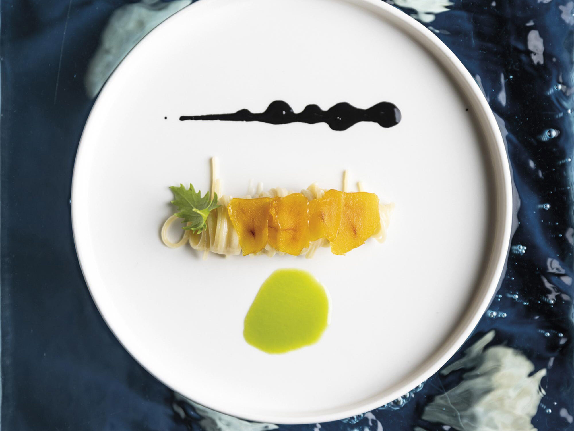 Spaghettino con estratto di rucola, bottarga e nero di seppia