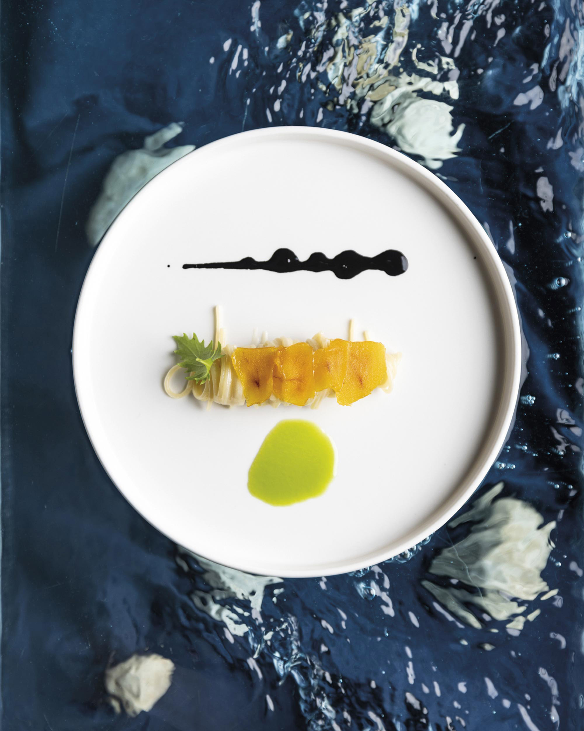 Spaghettino con estratto di rucola, bottarga e nero di seppia