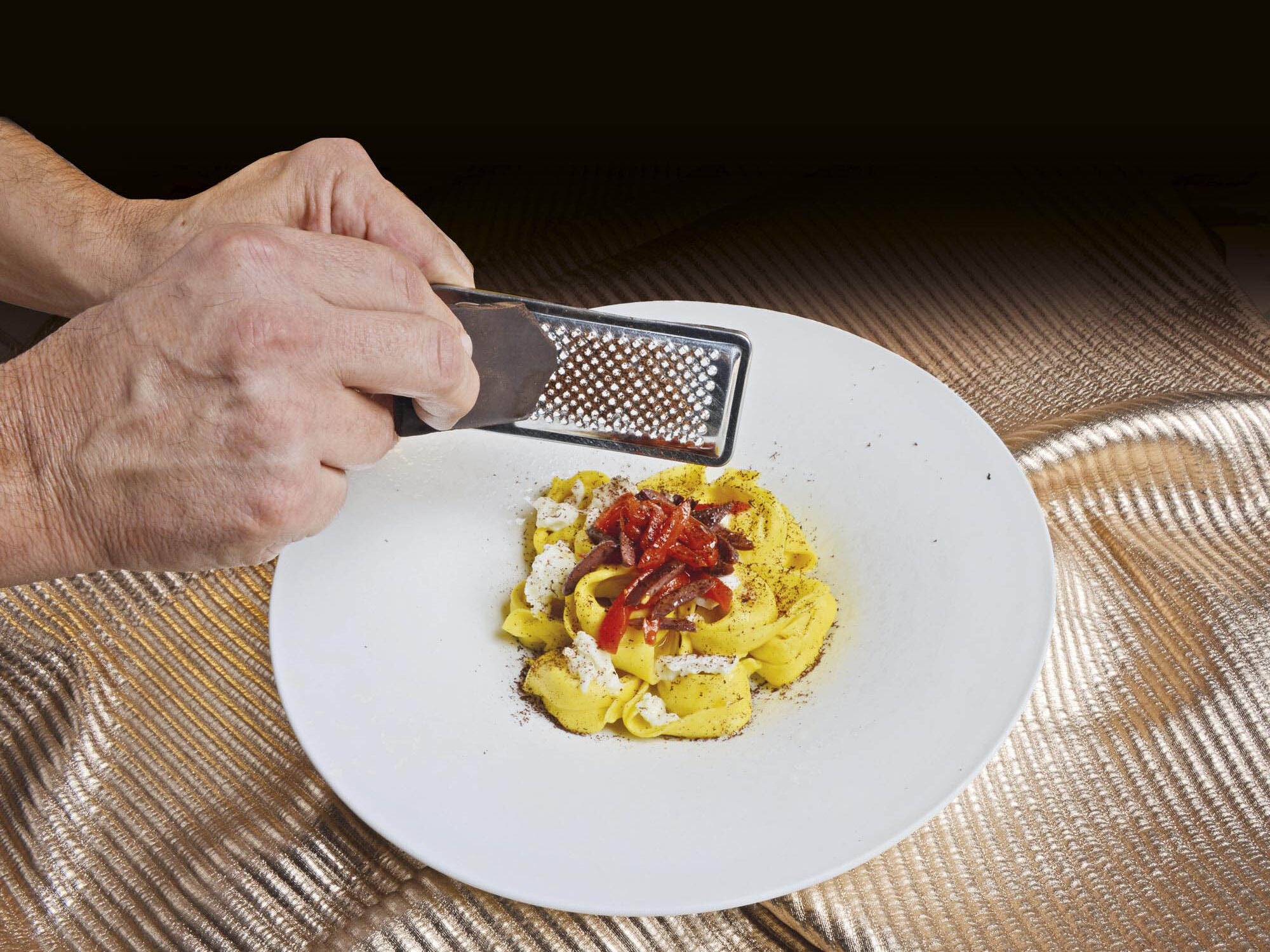 Balanzoni al Parmigiano Reggiano con pomodori confit, taggiasche allo scalogno e burrata