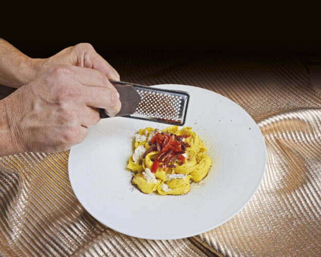 Balanzoni al Parmigiano Reggiano con pomodori confit, taggiasche allo scalogno e burrata
