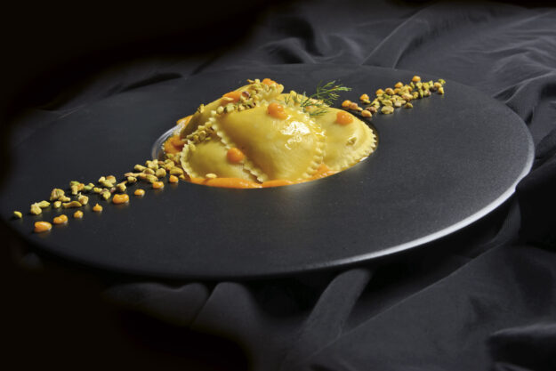 Raviolotti al baccalà con crema di zucca, nocciole del Piemonte e pistacchi di Bronte