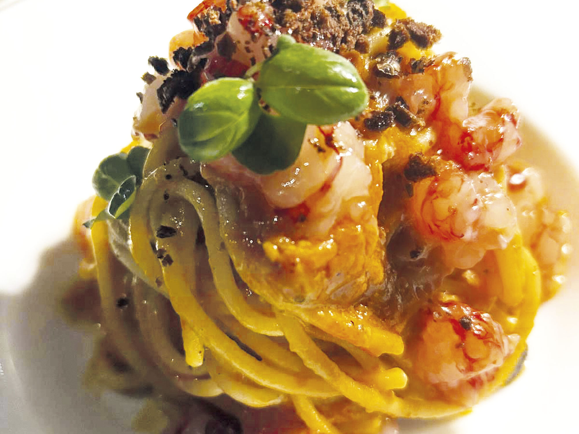 Spaghetto, pomodoro del piennolo, gamberi rossi e olive