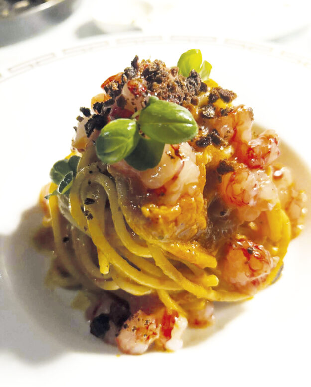 Spaghetto, pomodoro del piennolo, gamberi rossi e olive