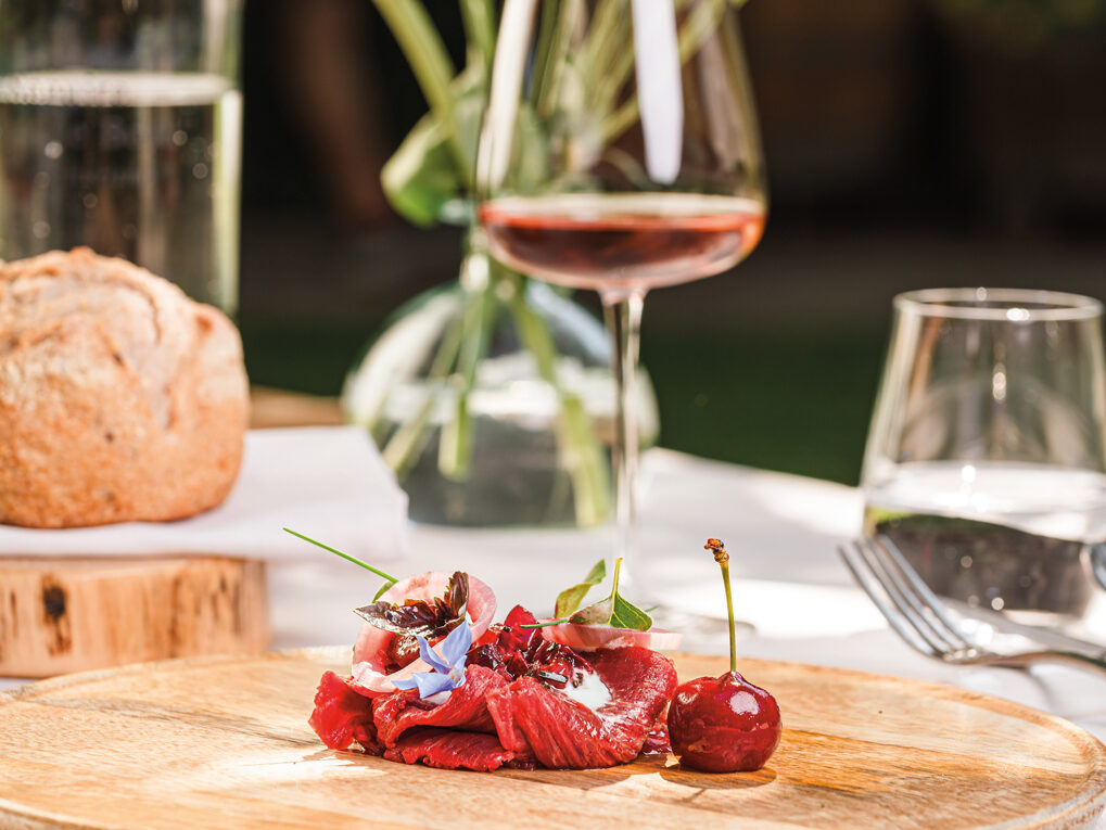 Carpaccio di bufalo, gazpacho di ciliegia e gelato allo yogurt