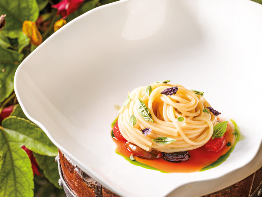 Spaghetti all’acqua di pomodoro, pomodori e basilico