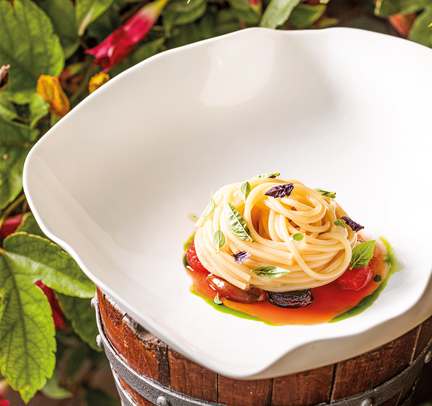 Spaghetti all’acqua di pomodoro, pomodori e basilico