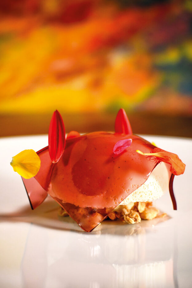 Panna cotta alla genziana, muesli e velo di frutti rossi e rosa