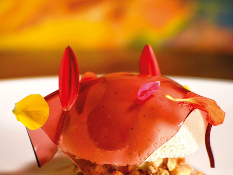 Panna cotta alla genziana, muesli e velo di frutti rossi e rosa