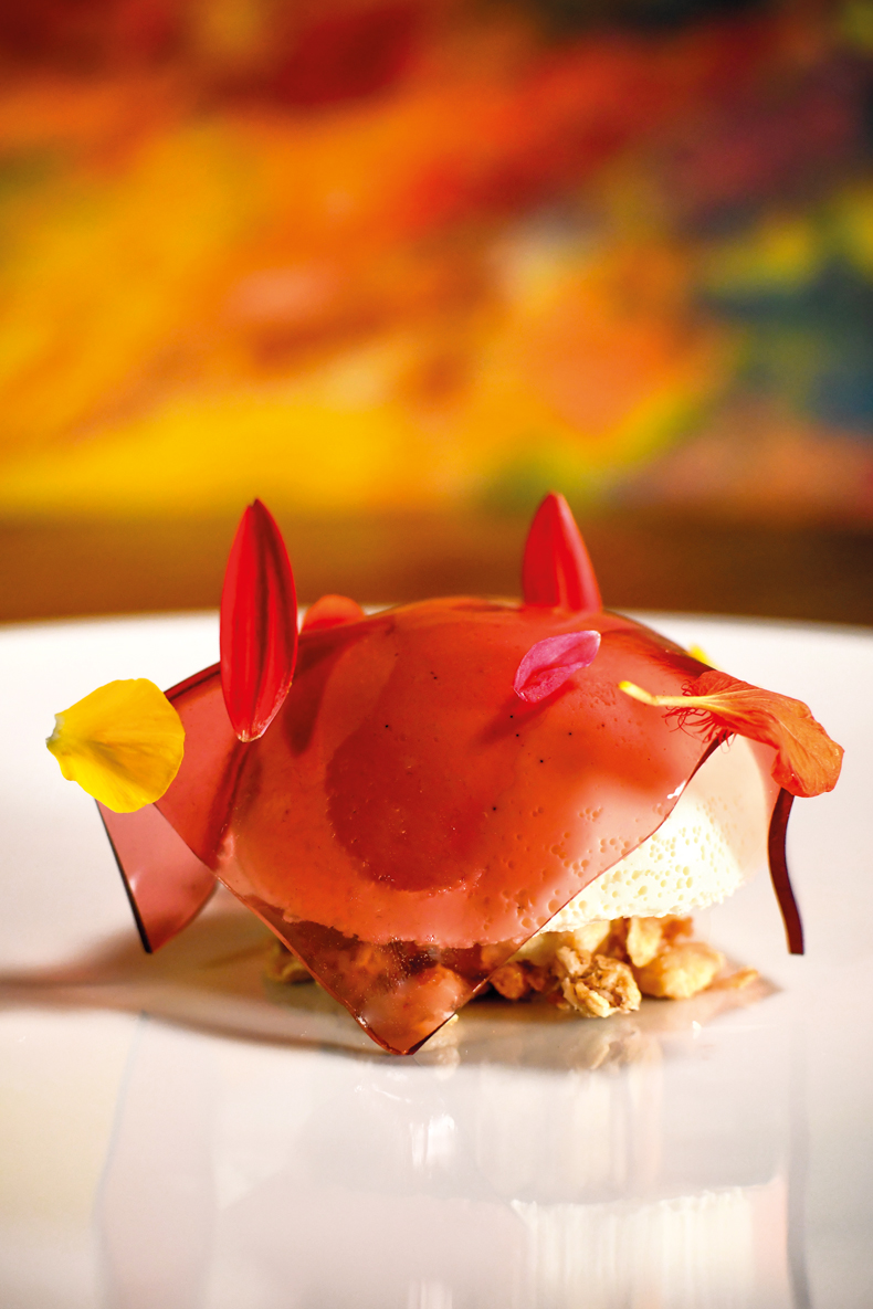 Panna cotta alla genziana, muesli e velo di frutti rossi e rosa