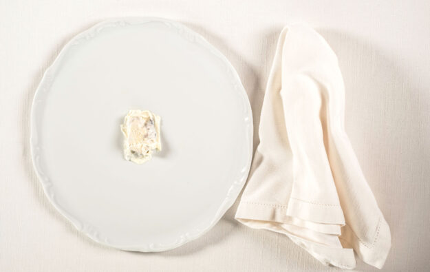 Cervello d’agnello, lattughino alla brace, riduzione di birra e pelle del latte