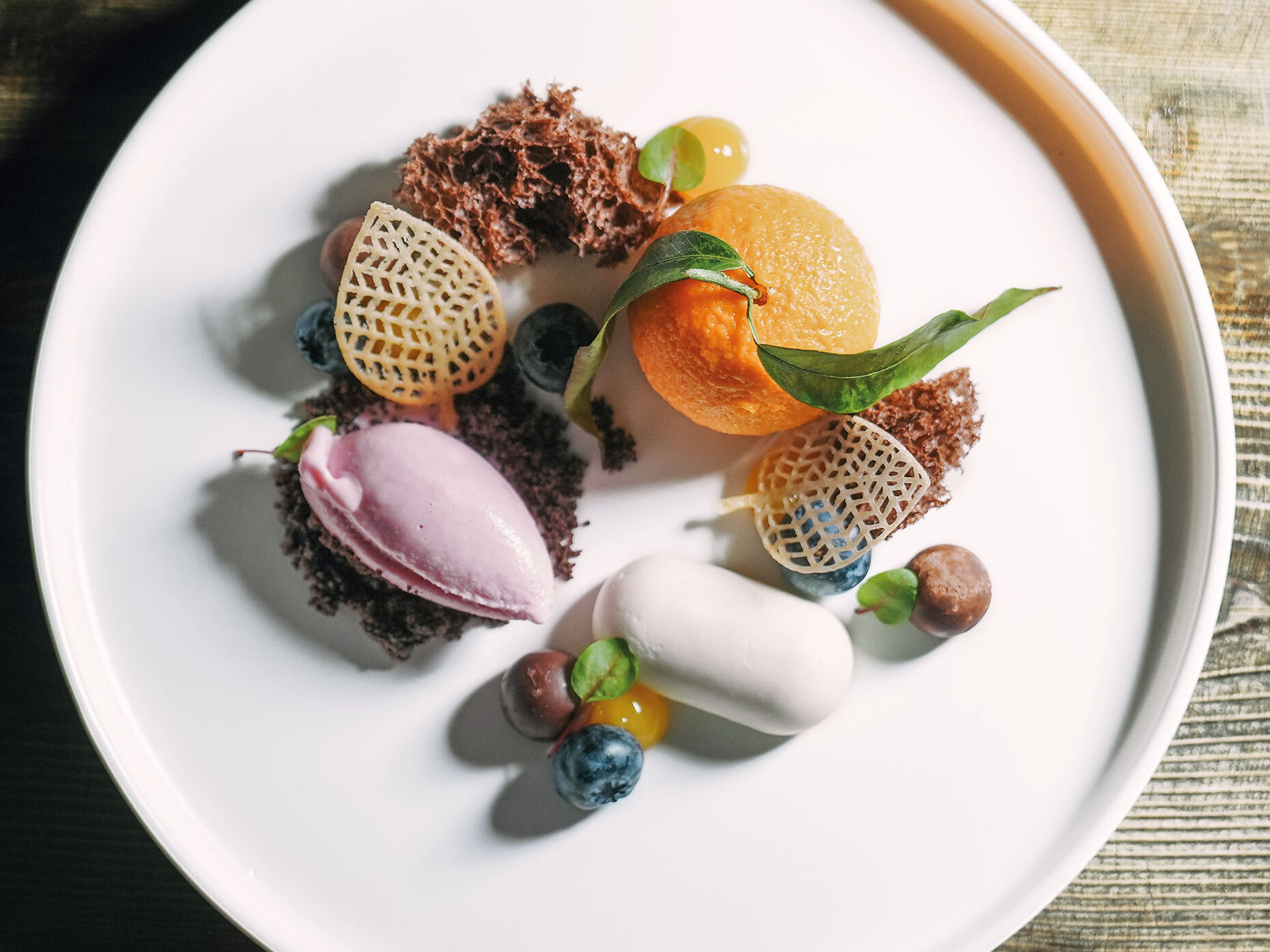 Mandarino di Yuzu in mousse, crumble al cioccolato, sorbetto al lampone e panna cotta alla vaniglia