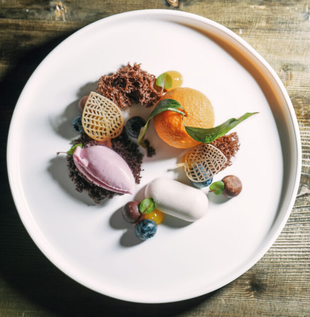 Mandarino di Yuzu in mousse, crumble al cioccolato, sorbetto al lampone e panna cotta alla vaniglia