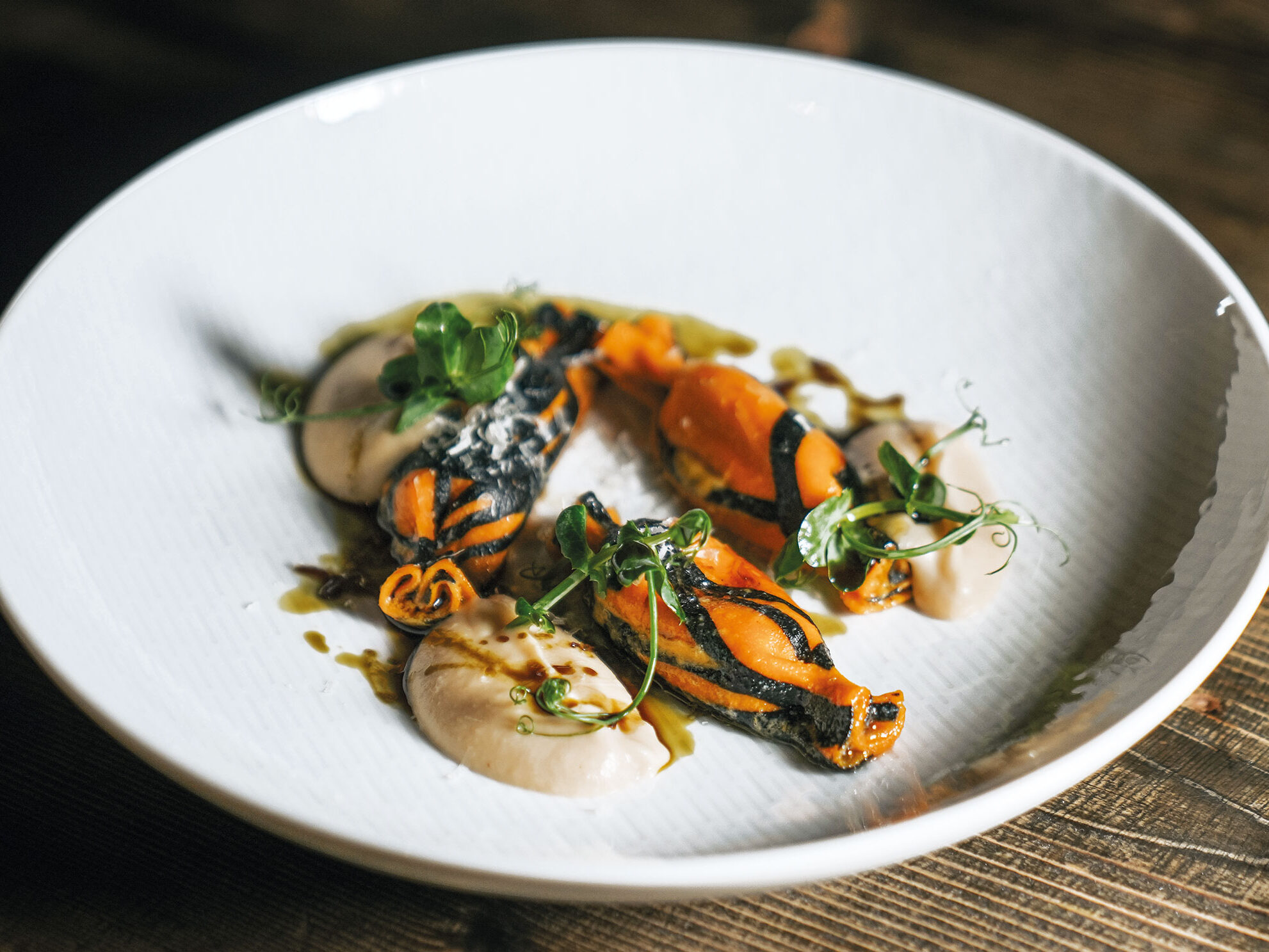 Praline di pasta fresca ripiene di guancia di manzo brasata, adagiate su una vellutata di pastinaca