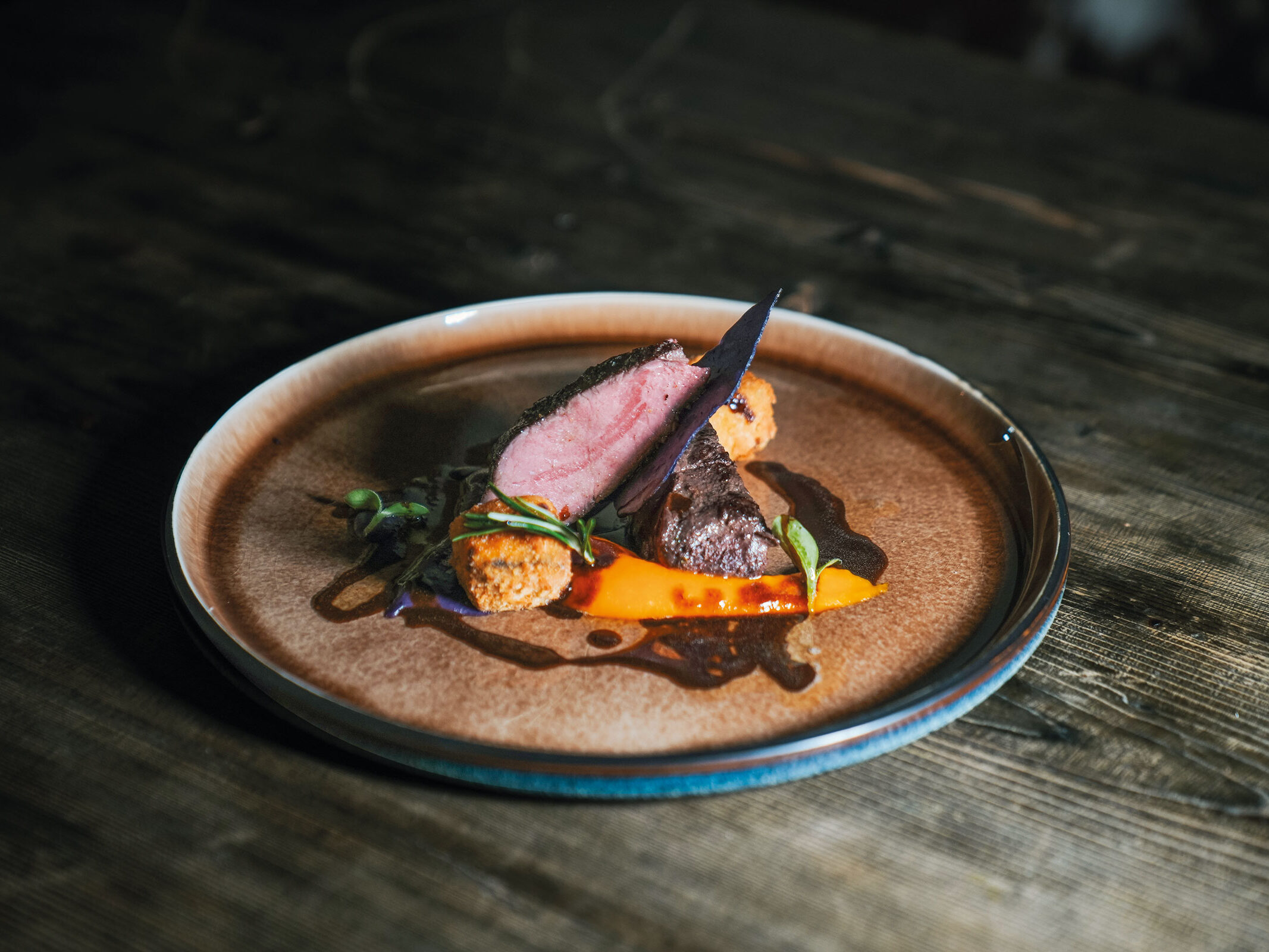 Sella di cervo rosa con riduzione al ginepro, purè di patate dolci e pralina di cavolo rosso