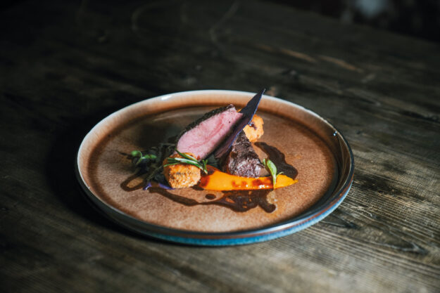 Sella di cervo rosa con riduzione al ginepro, purè di patate dolci e pralina di cavolo rosso