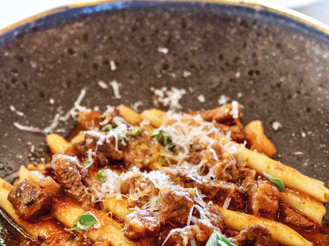 Maccarrones de busa con ghisadu di bue (ossobuco), zafferano e formaggio di pecora tipo grana