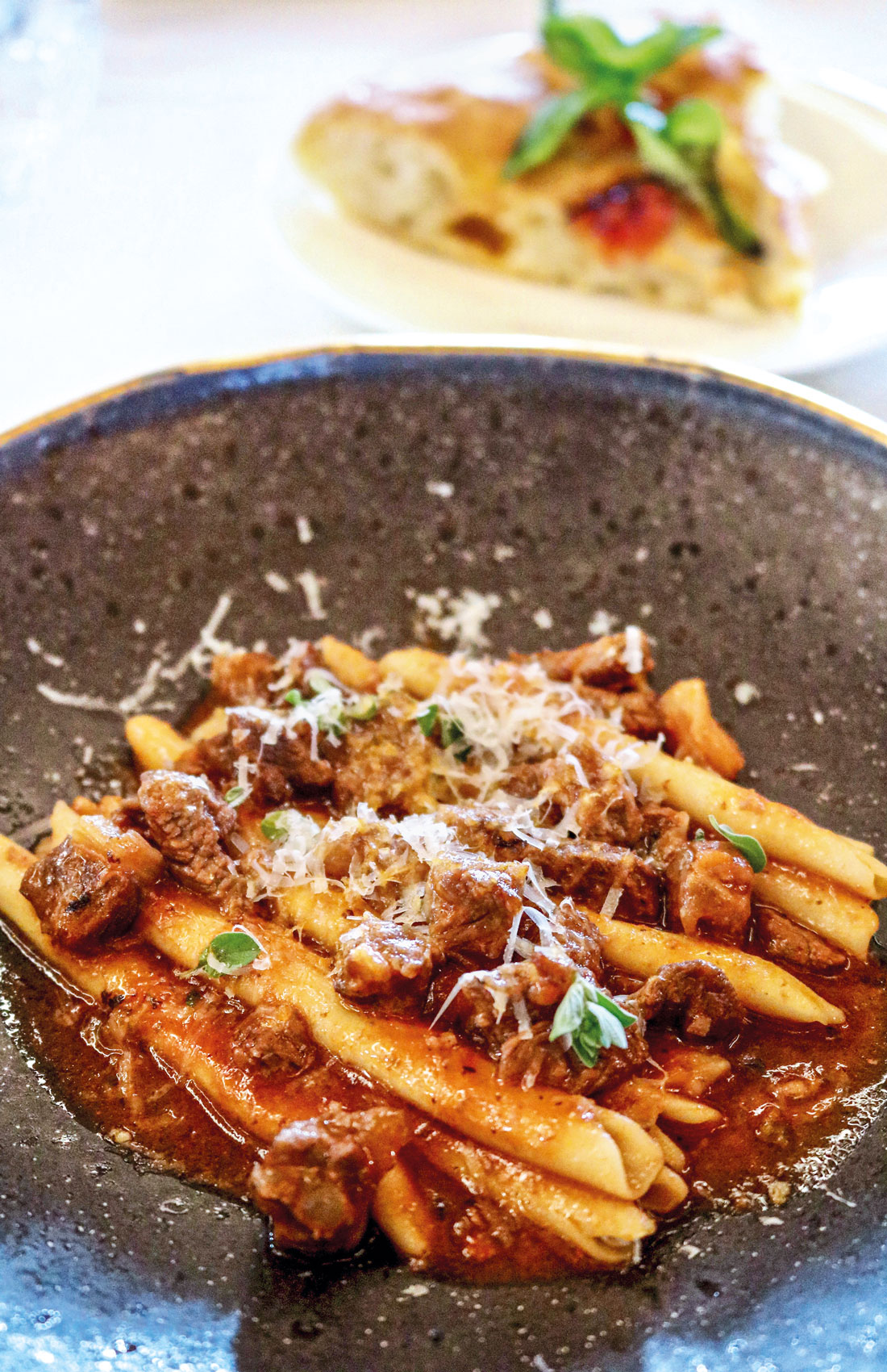 Maccarrones de busa con ghisadu di bue (ossobuco), zafferano e formaggio di pecora tipo grana