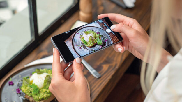 Divieto di telefoni a scuola e al ristorante