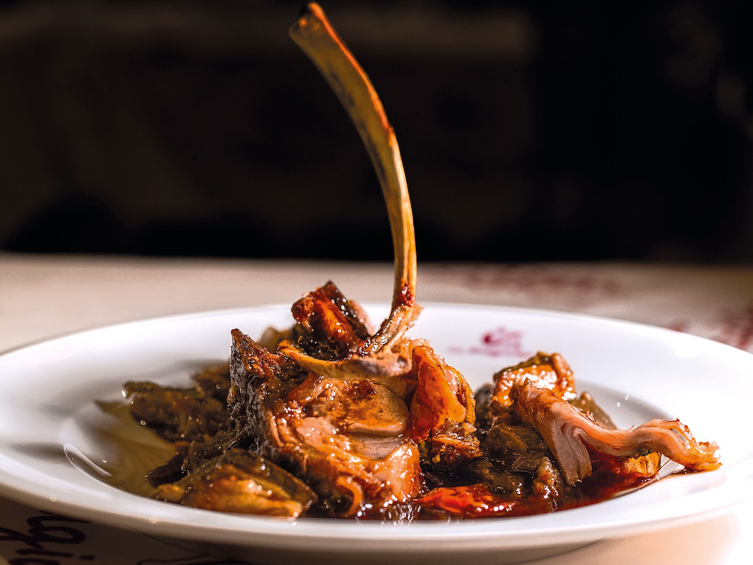 Carrè di agnellone della Tenuta Saiano al forno con fricandò di verdure e salsa al Vermouth