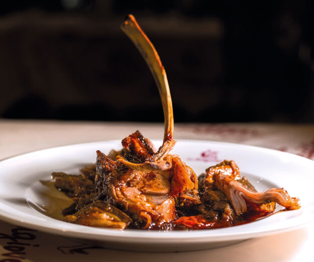 Carrè di agnellone della Tenuta Saiano al forno con fricandò di verdure e salsa al Vermouth