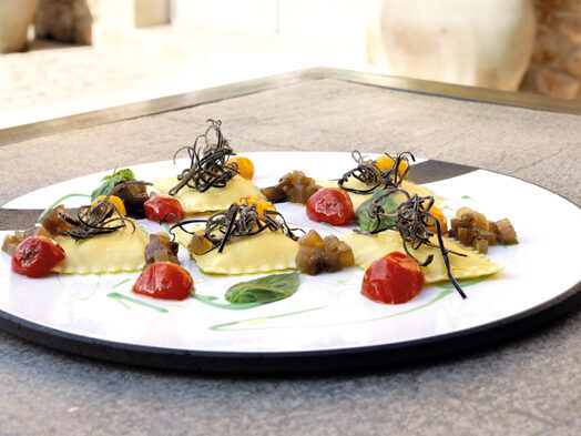 Bauletti® con pesce spada e lime, melanzane candite, chips di melanzane, gel di menta e pomodorini semi canditi gialli e rossi