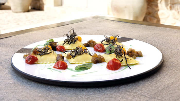 Bauletti® con pesce spada e lime, melanzane candite, chips di melanzane, gel di menta e pomodorini semi canditi gialli e rossi