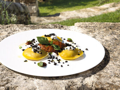 Panciotti® con cappesante e gamberi dei mari del Nord, spuma di pomodoro bruciato, stracciatella di bufala e olive al sale spadellate