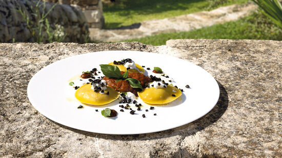 Panciotti® con cappesante e gamberi dei mari del Nord, spuma di pomodoro bruciato, stracciatella di bufala e olive al sale spadellate