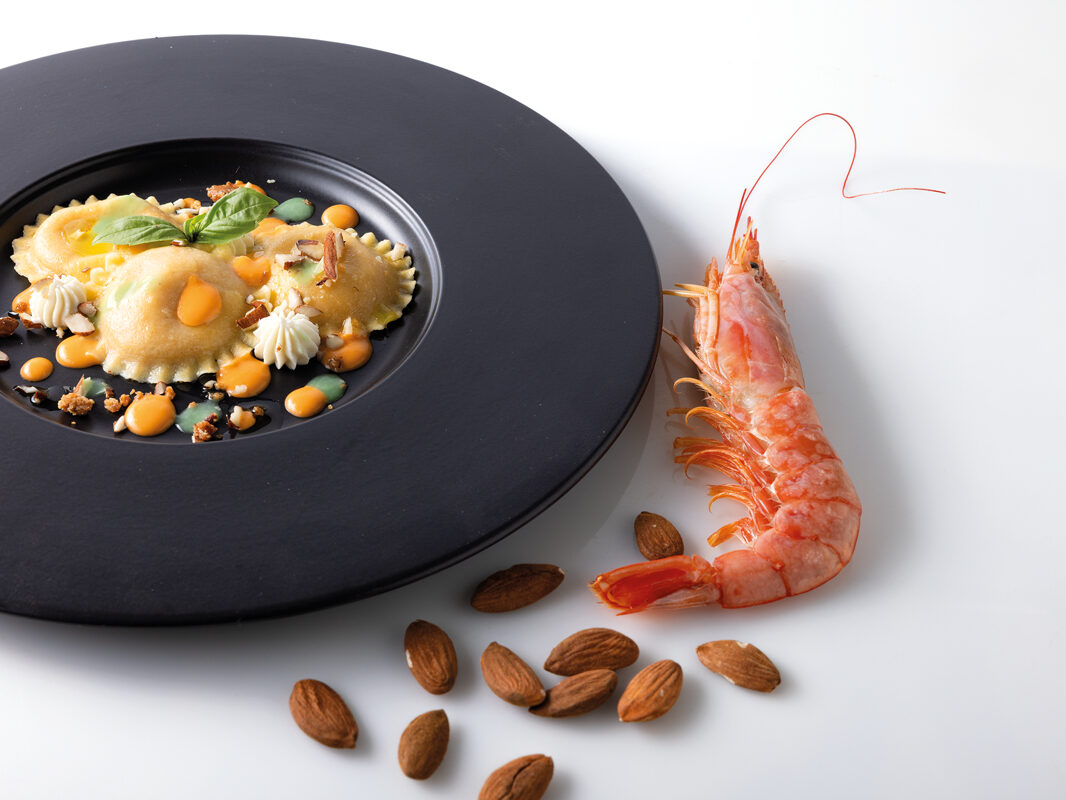 Bottoni al gambero rosso, emulsione di ciliegino Pachino e basilico, ricotta affumicata e terra di mandorla