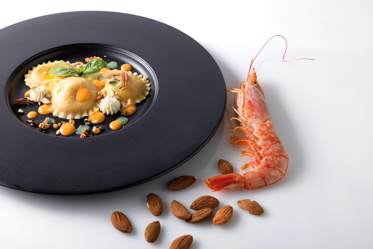 Bottoni al gambero rosso, emulsione di ciliegino Pachino e basilico, ricotta affumicata e terra di mandorla