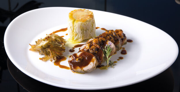 Filetto di suino nero siciliano, marinato con salvia e rosmarino, patate anna e carciofo spinoso dorato